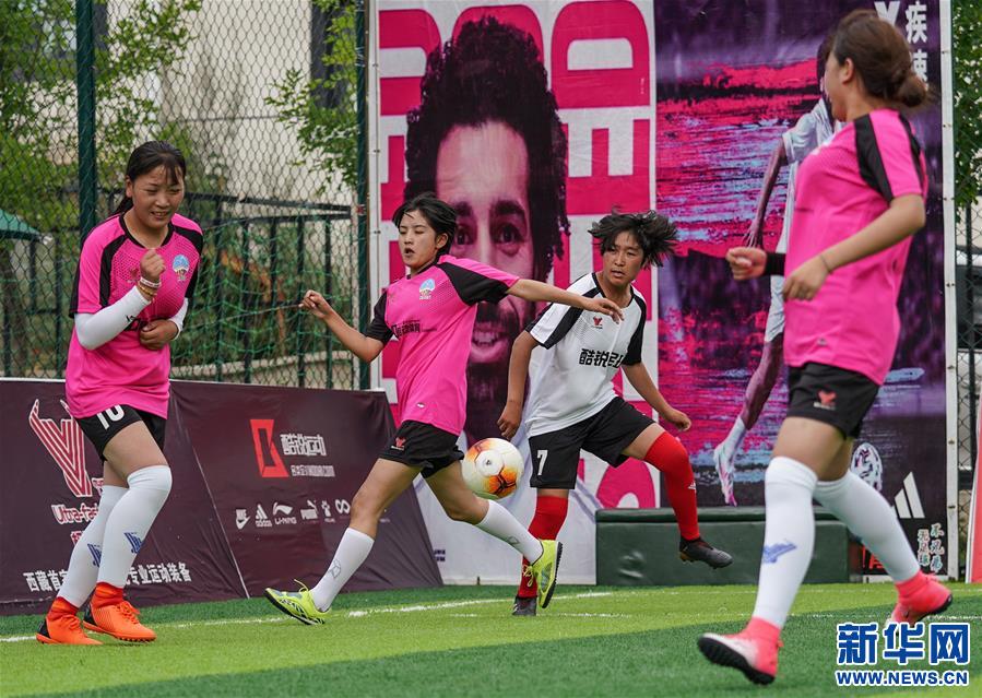 （体育）（2）西藏拉萨举办民间女子足球赛