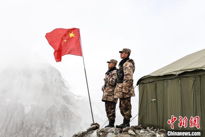 与雪山冰川为伴西藏军区边防战士海拔5400米守边记