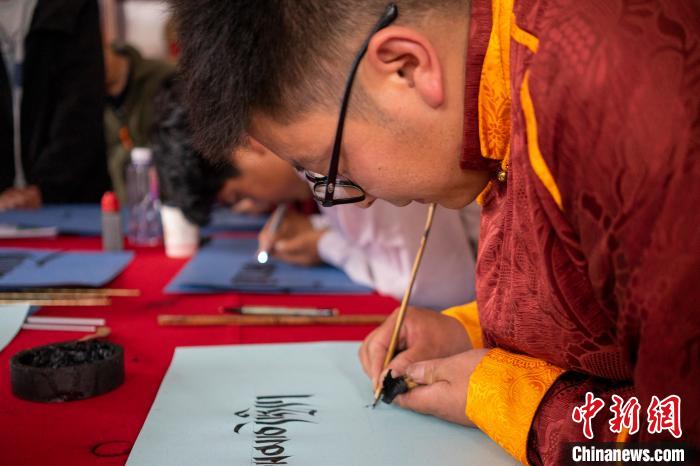 丁青县藏文书法家现场展示藏文书写。　江飞波 摄