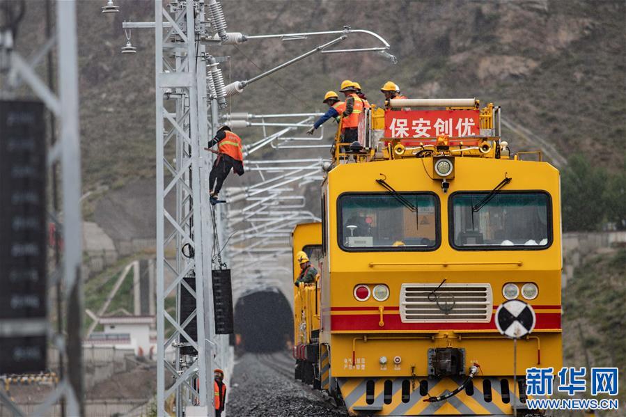 （社会）（1）西藏：拉林铁路电气化接触网第二次跨越雅鲁藏布江