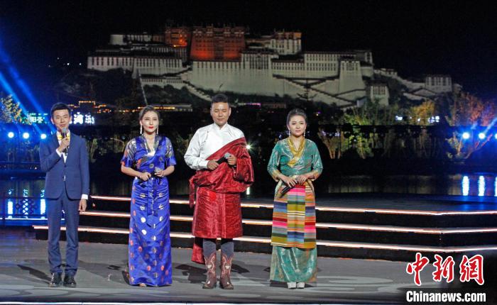 图为开幕式在与布达拉宫隔河相望的露天舞台举行。　赵朗 摄