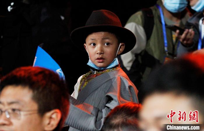 图为一名儿童身着民族服饰参加开幕式。　赵朗 摄
