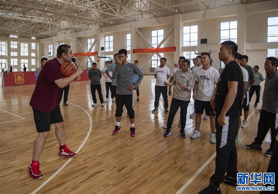（体育·图文互动）（1）中国篮协E级教练员培训西藏开班 前国手焦健高原教学