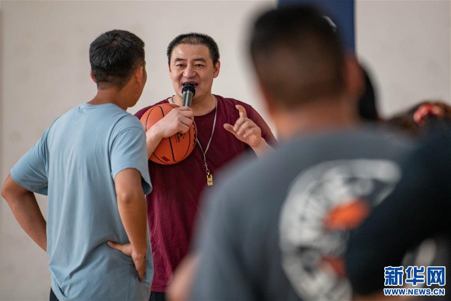 （体育·图文互动）（2）中国篮协E级教练员培训西藏开班 前国手焦健高原教学