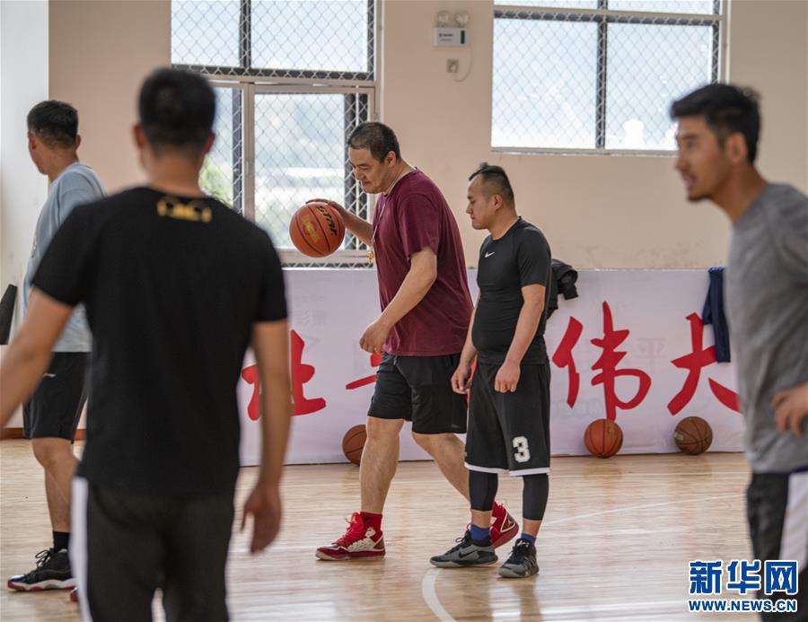 （体育·图文互动）（3）中国篮协E级教练员培训西藏开班 前国手焦健高原教学