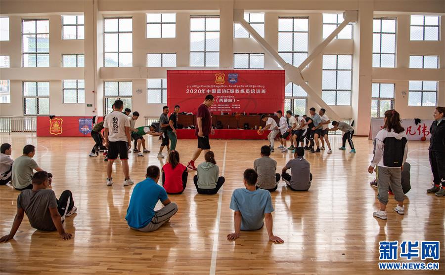 （体育·图文互动）（5）中国篮协E级教练员培训西藏开班 前国手焦健高原教学