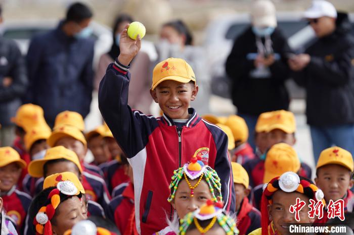 中国宋基会携手中网举行西藏公益行：带网球走进日喀则
