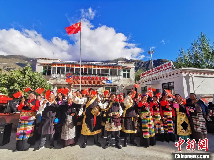图为林芝朗县洞嘎镇扎西塘村村民表达对祖国的祝福。　林芝市委宣传部 供图