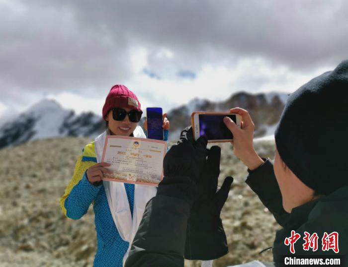 图为5日，登顶洛堆峰的登山者获得西藏自治区登山协会颁发的登顶证明。　张伟 摄