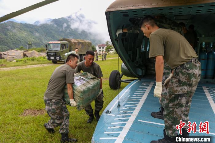 西藏军区：飞跃雪山峡谷将过冬物资运抵边防哨卡