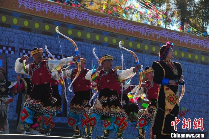 图为14日，林芝响箭文化旅游活动上的歌伴舞《工布箭歌》。　张伟 摄