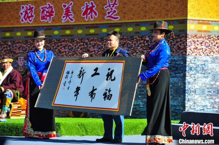 图为14日，当地民众手写工布新年贺词。　张伟 摄