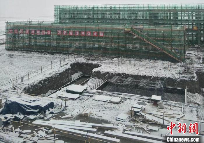图为建设中的萨嘎220千伏变电站。(资料图)中国能建甘肃院供图