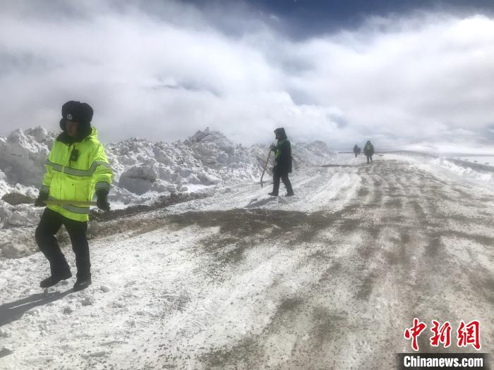 资料图为，西藏安多交警在唐古拉山垭口除冰作业。西藏安多县公安局 供图