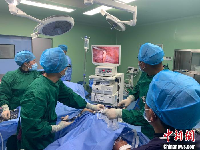 烟台援藏医疗队帮聂拉木县人民医院完成首例腹腔镜手术