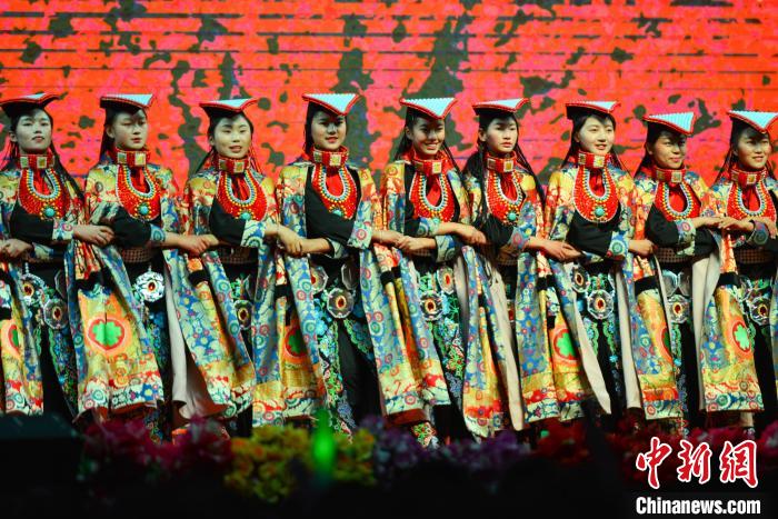 拉萨北京实验中学的同学们表演西藏阿里地区的《宣》舞。　江飞波 摄