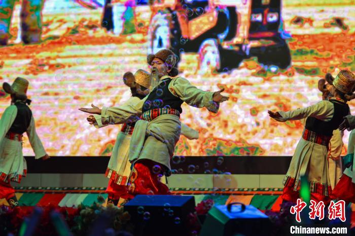 拉萨北京实验中学的同学们表演民族舞《沉甸甸》。　江飞波 摄