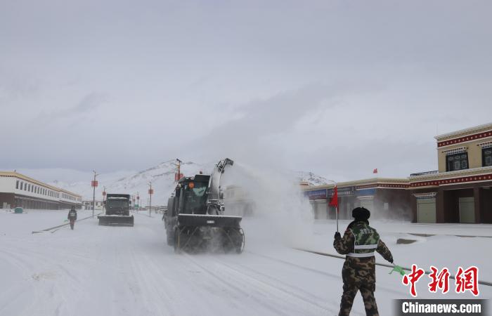 新藏线降雪交通受阻武警官兵紧急抢通