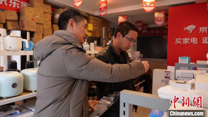 “90后”创业者让中国最后通公路县迎来首个电商实体店
