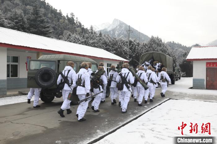 风雪边关西藏林芝边防官兵踏雪巡逻