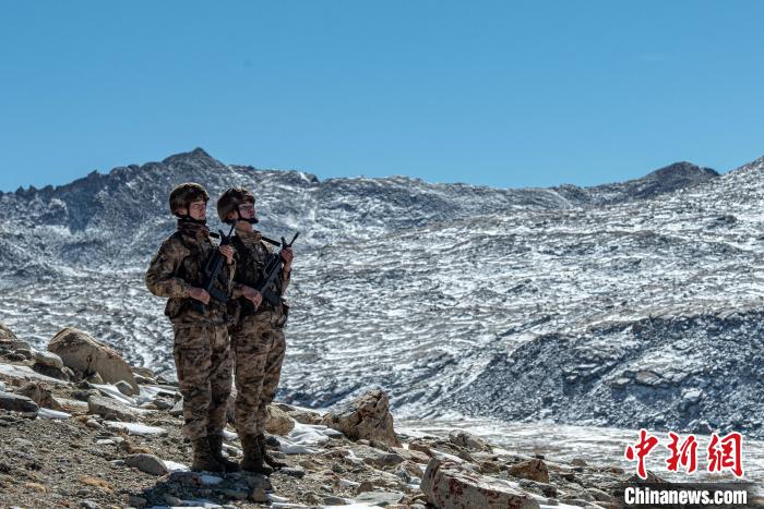 西藏军区某旅任务分队官兵边防线上迎新年
