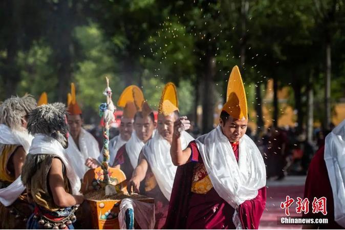 资料图：扎什伦布寺跳神活动结束后，僧众依次抛撒“切玛”盒中的青稞祈福。<a target='_blank' href='http://www.chinanews.com/'><p  align=