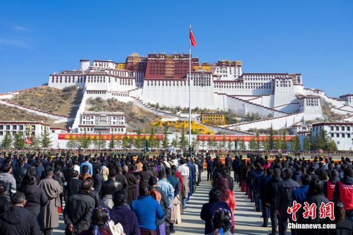 月28日，西藏各族各界民众聚集在拉萨布达拉宫广场，升国旗、唱国歌，庆祝西藏百万农奴解放纪念日。 <a target='_blank' href='http://www.chinanews.com/'><p  align=