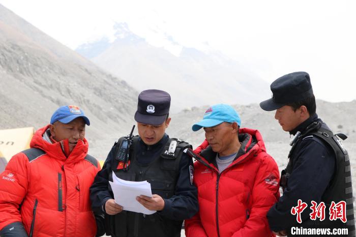 又到珠峰登山季西藏移民管理警察开启护航模式