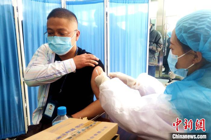 西藏各机场干部职工累计接种新冠疫苗2883人