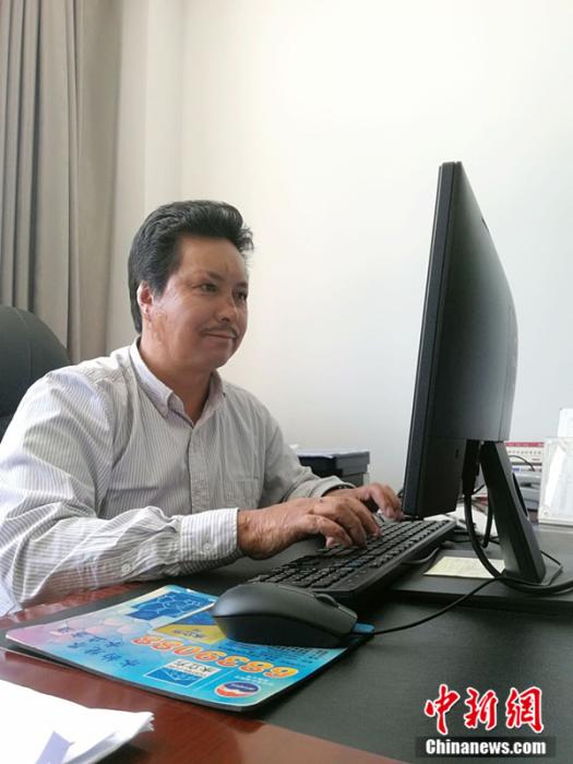 图为西藏自治区图书馆副馆长、西藏自治区古籍保护中心相关负责人边巴次仁。受访者供图