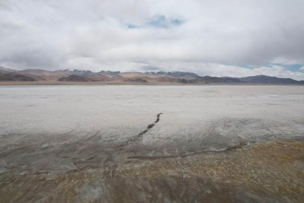 西藏革吉：高原盐湖采盐忙
