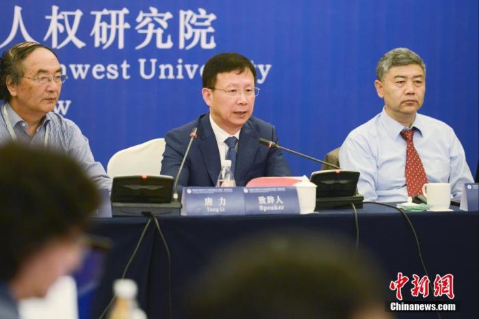 图为西南政法大学副校长、教授唐力(右二)发言。 <a target='_blank' href='http://www.chinanews.com/'></p><p  align=