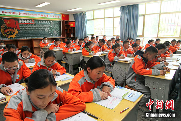 图为6月1日，拉萨那曲第二高级中学的学生正在上课。 <a target='_blank' href='http://www.chinanews.com/'><p  align=