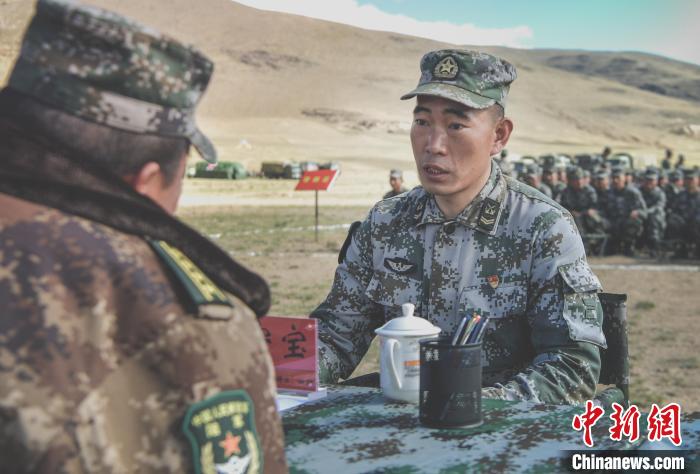 西藏高海拔野外驻训地举行暖心“士兵接待日”
