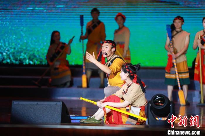 图为西藏出入境边防检查总站表演的原创歌舞剧《共筑家园》 胡俊浩 摄