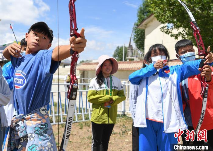 图为西藏自治区拉萨市赛马场内学生在体验“工布响箭”项目。　贡嘎来松 摄