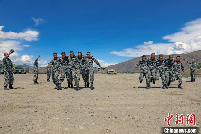 “雏鹰”展翅西藏军区某工化旅新兵进行野外军事训练