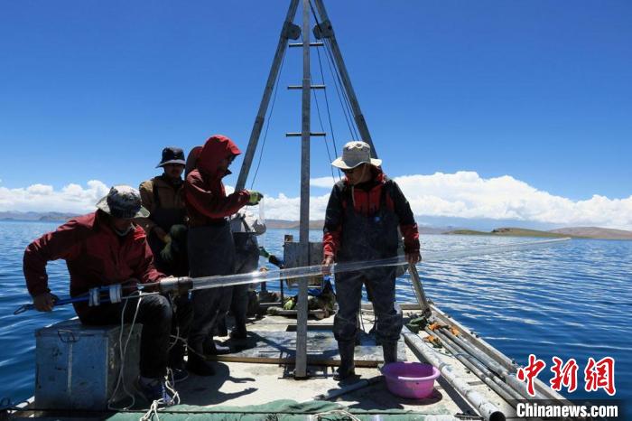科考队员在湖泊钻探平台上开展科考作业准备。　<a target='_blank' href='http://www.chinanews.com/'></p><p  align=