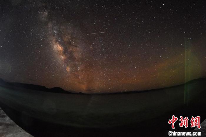 错鄂湖星空璀璨，一颗流星划过。　<a target='_blank' href='http://www.chinanews.com/'></p><p  align=