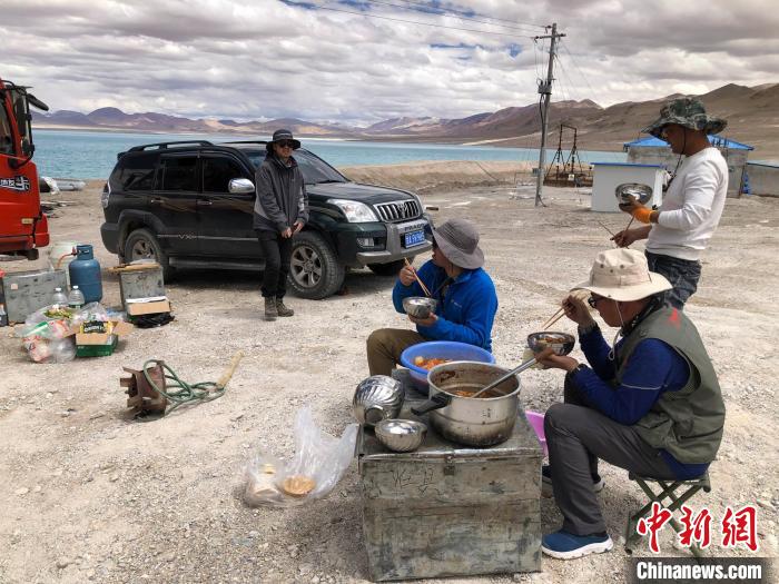 在“世界屋脊”上作业，中国科考队员衣、食、住、行有何特色？