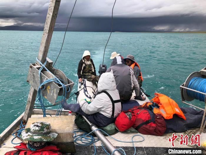 科考队员在高原湖泊的钻探平台上累了临时就地休息。　<a target='_blank' href='http://www.chinanews.com/'><p  align=