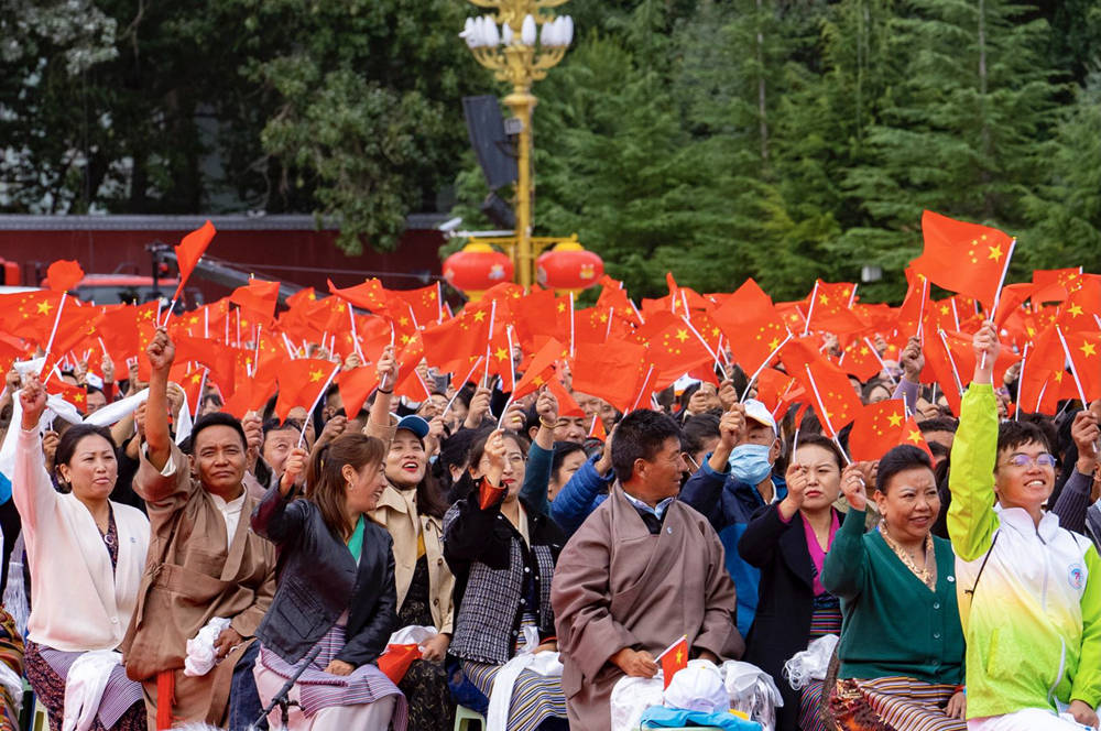 8月19日10时，庆祝西藏和平解放70周年大会在拉萨市布达拉宫广场隆重举行。徐驭尧 摄