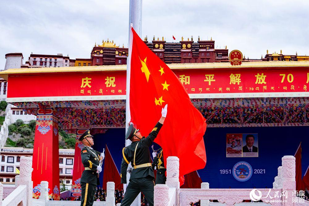 8月19日10时，庆祝西藏和平解放70周年大会在拉萨市布达拉宫广场隆重举行。这是大会举行升旗仪式。徐驭尧 摄