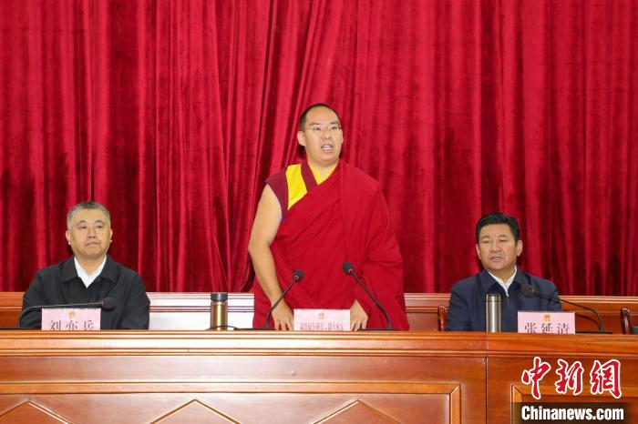 9月10日上午，班禅宣布“西藏人人健康”公益活动正式启动。　韩相泽 摄