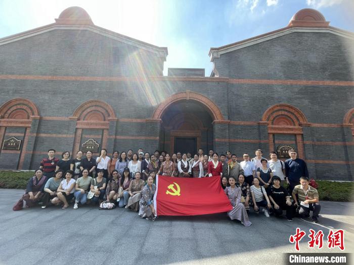 参观中共一大、二大会址，学员们回顾了中国共产党百年大党的革命历程。　华东师大供图