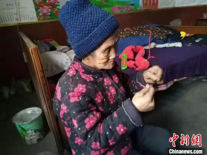 图为张娥梅老人正在编织围巾。　由赵中福与张娥梅家人供图