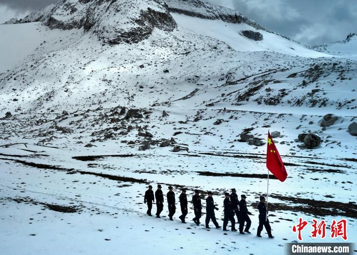 图为色边境派出所民警在巡边踏查。　色边境派出供图