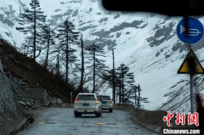 图为墨脱公路沿线的雪景风光。