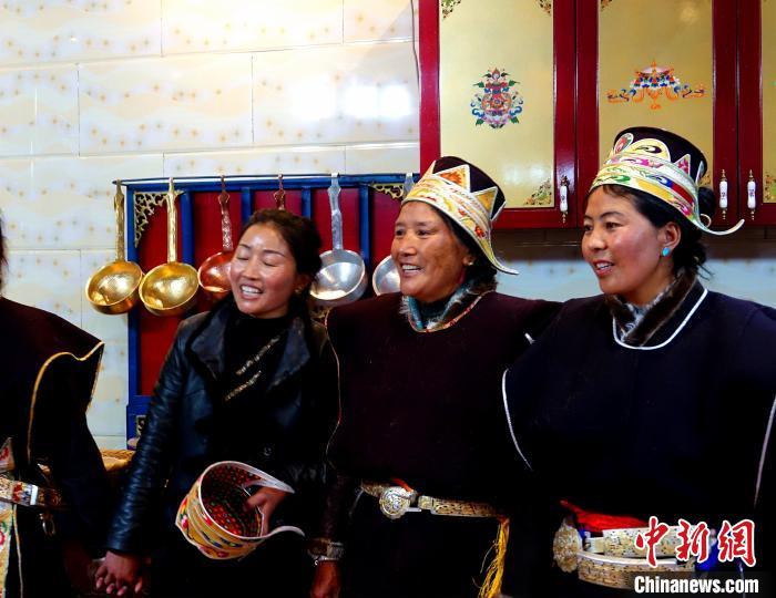 图为除夕之夜，藏族阿佳唱起祝酒歌。　冉文娟 摄