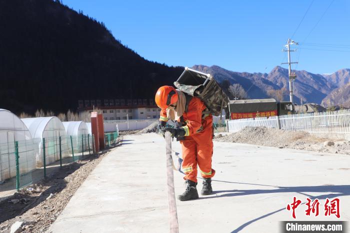 西藏森林消防开展野外山地水泵训练